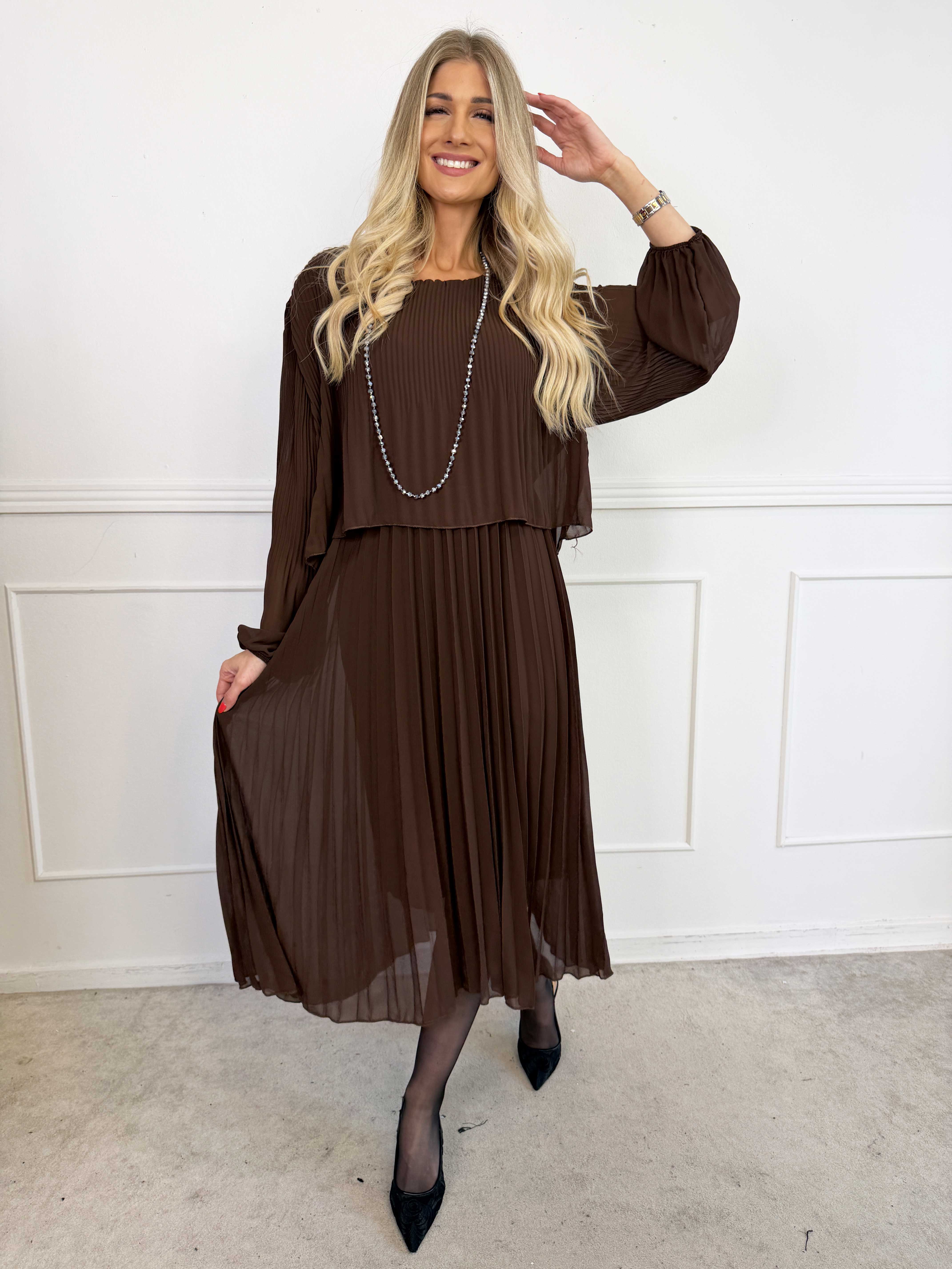 Kristina Long - Langærmet plus size kjole med plisseringer